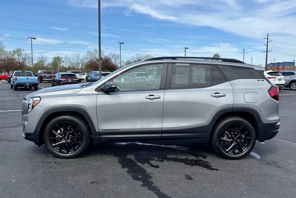 Used 2023 GMC Terrain SLE w/ Driver Convenience Package FWD image 4