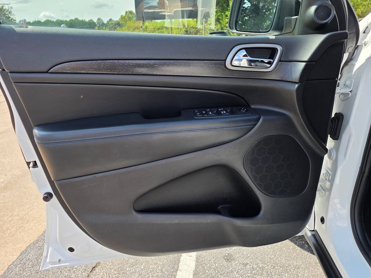 Used 2018 Jeep Grand Cherokee Laredo AWD/4WD image 14