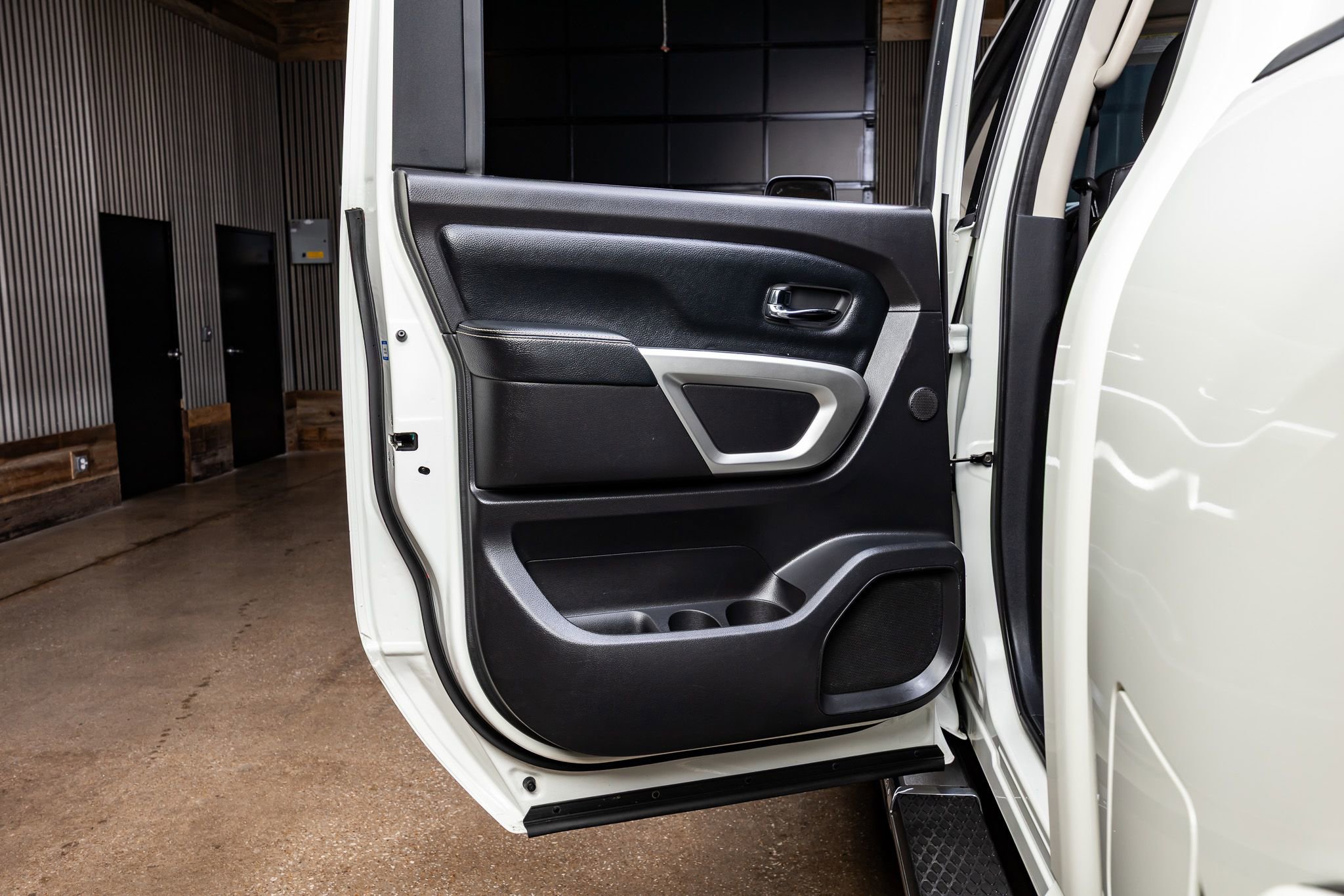 Used 2017 Nissan Titan PRO-4X image 37