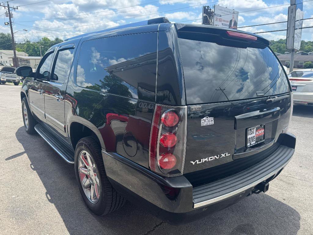 Used 2013 GMC Yukon XL Denali RWD image 3