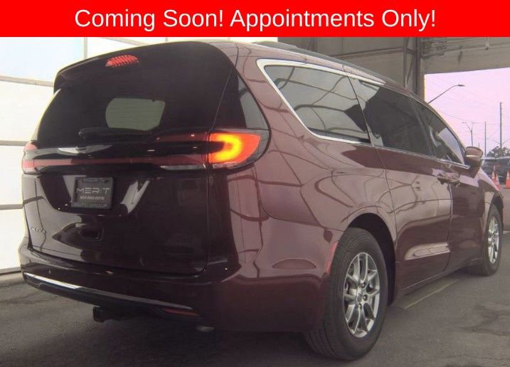 Used 2021 Chrysler Pacifica Touring FWD image 2