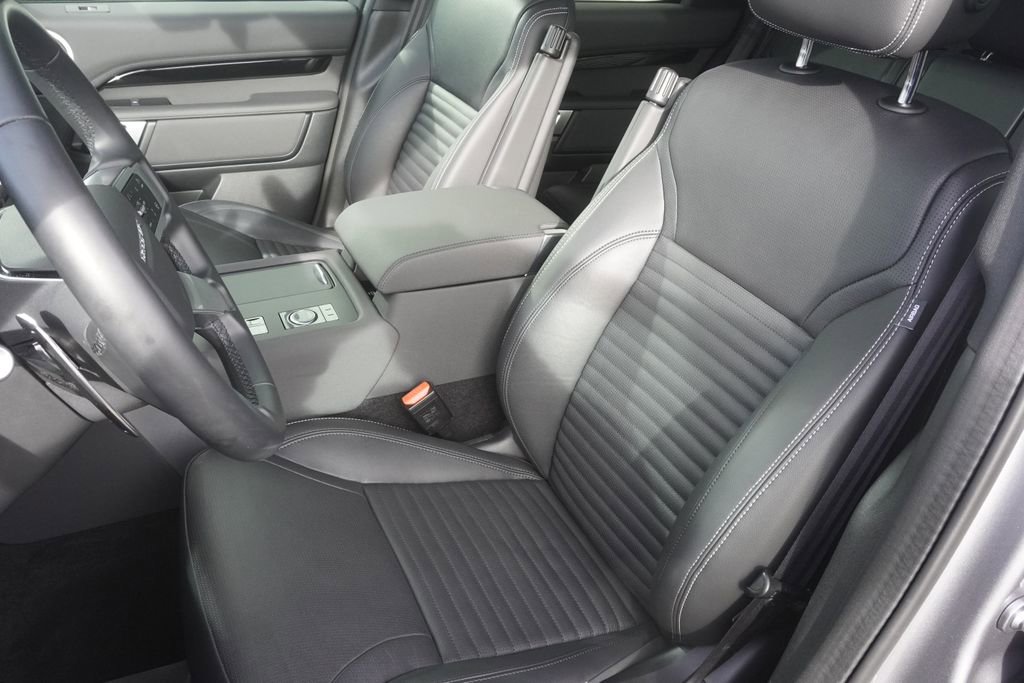 Used 2025 Land Rover Discovery S image 20