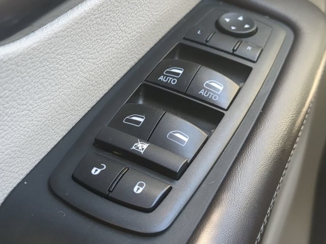 Used 2017 Chrysler Pacifica LX FWD image 21