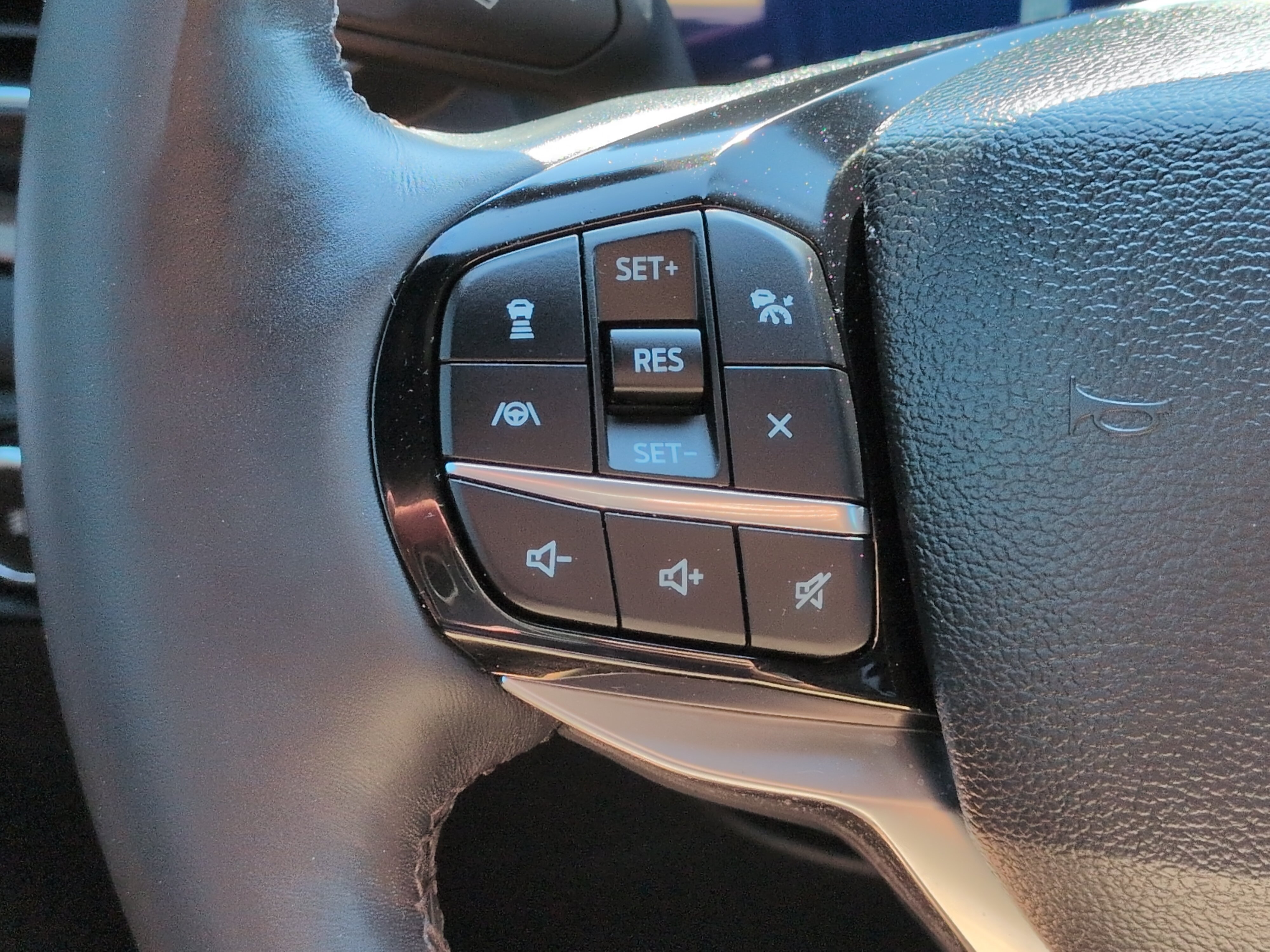 Certified 2023 Ford Explorer Platinum w/ Technology Package AWD/4WD image 24