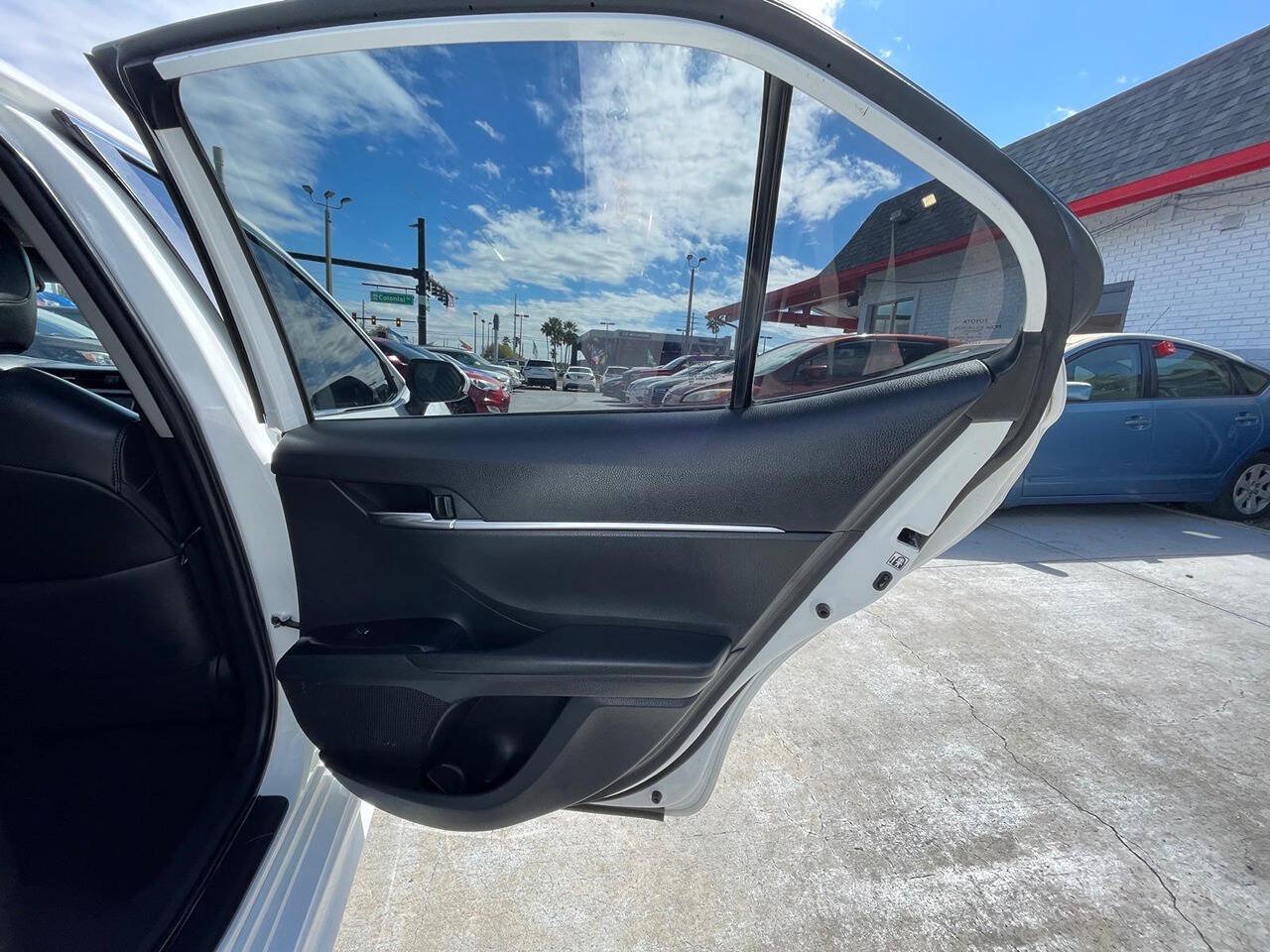 Used 2019 Toyota Camry SE FWD image 9