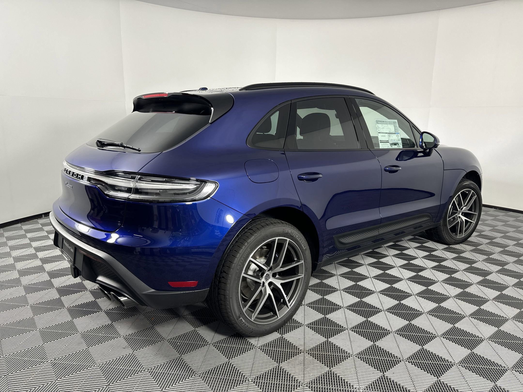 Certified 2025 Porsche Macan AWD/4WD image 9