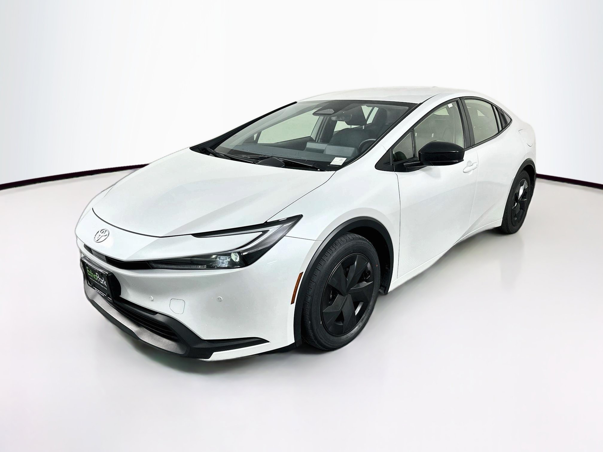 Used 2024 Toyota Prius LE FWD image 3