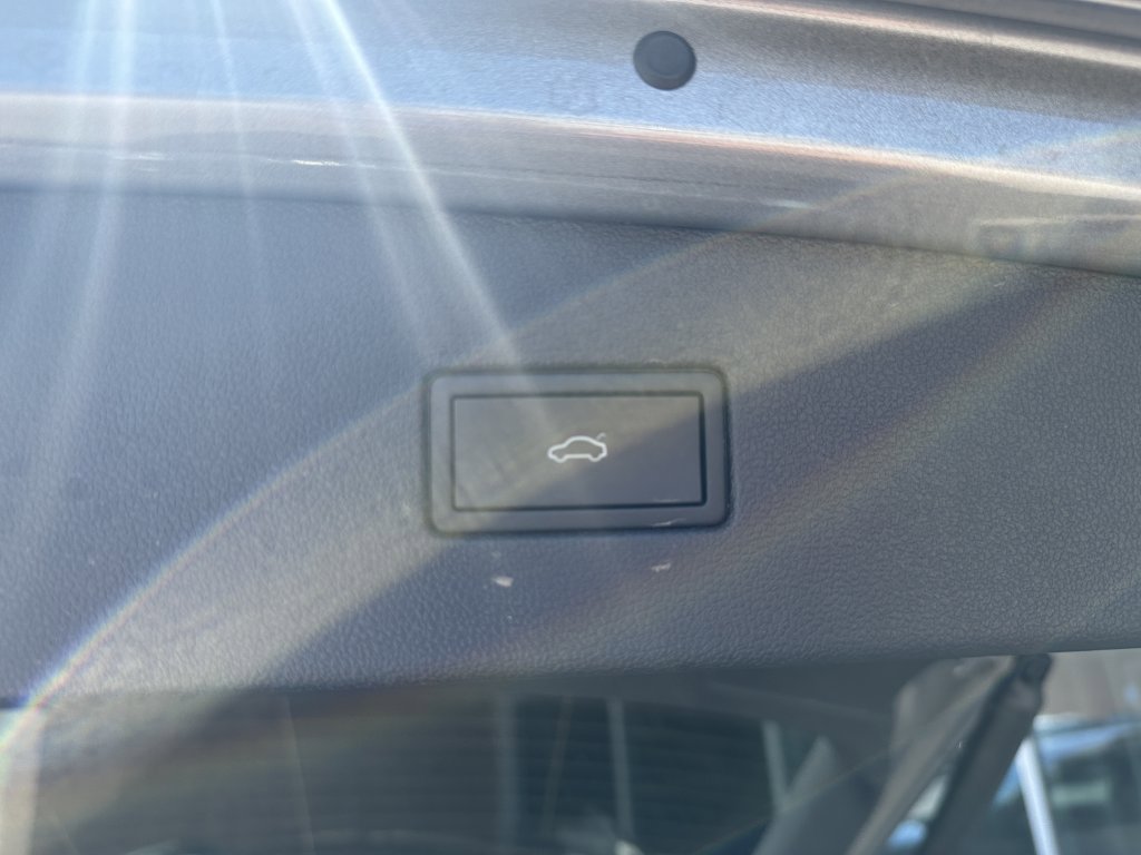 Used 2022 Volkswagen Tiguan SE w/ Panoramic Sunroof Package image 38