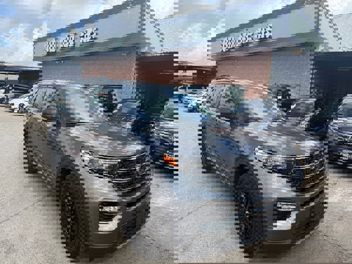 Used 2024 Ford Explorer XLT w/ Equipment Group 202A image 3