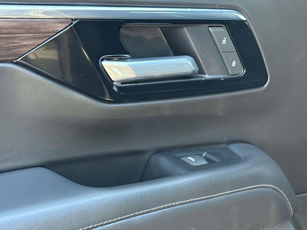 Used 2025 Chevrolet Suburban LS image 9