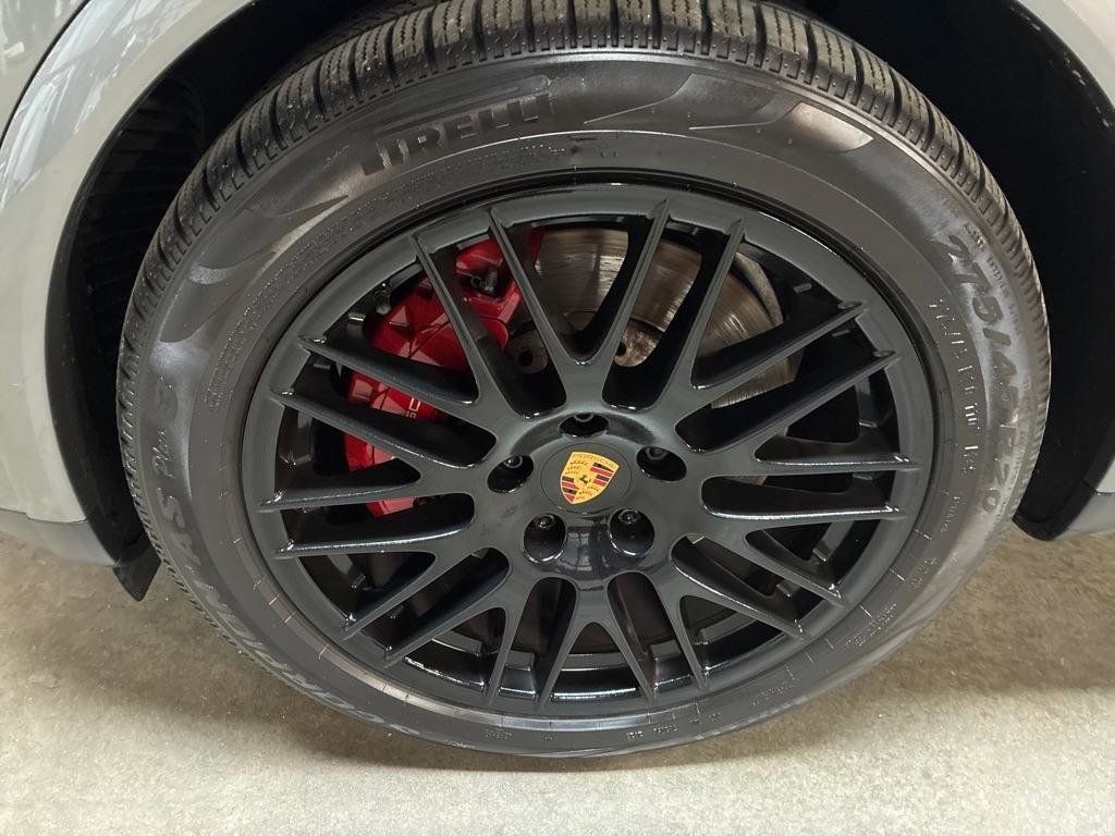 Used 2016 Porsche Cayenne Turbo image 10