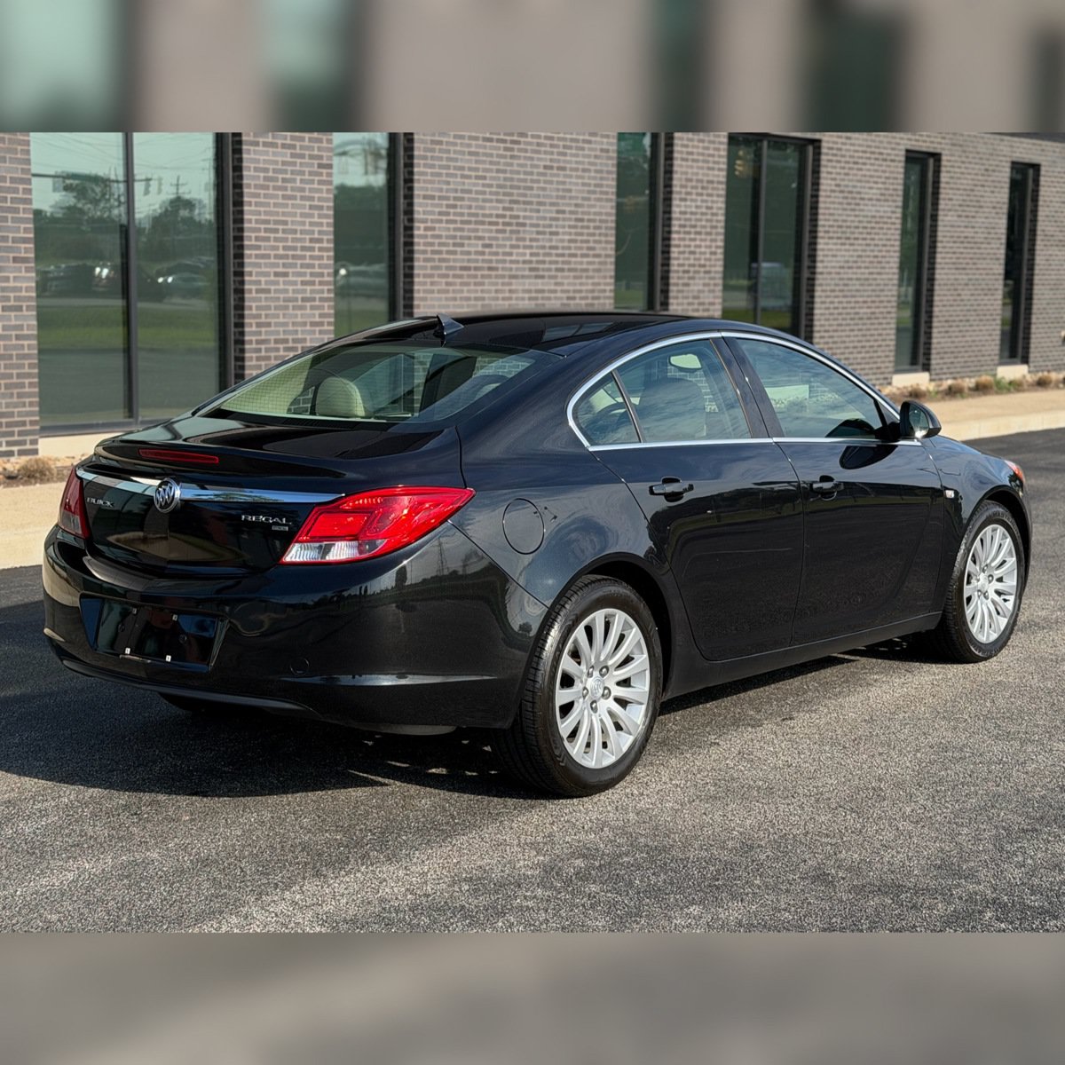Used 2011 Buick Regal CXL FWD image 2