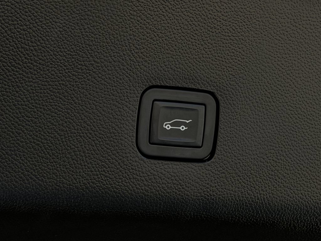 Used 2020 Chevrolet Traverse LT FWD image 29