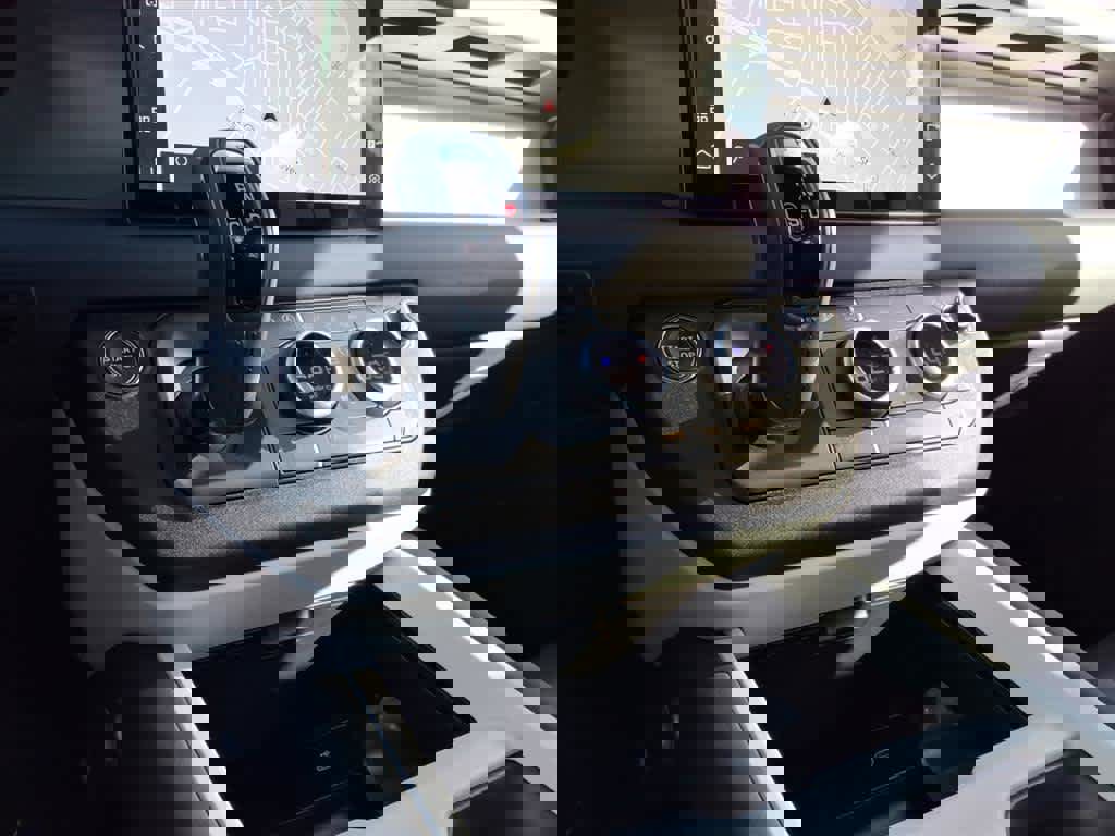 Used 2025 Land Rover Defender 110 S image 21