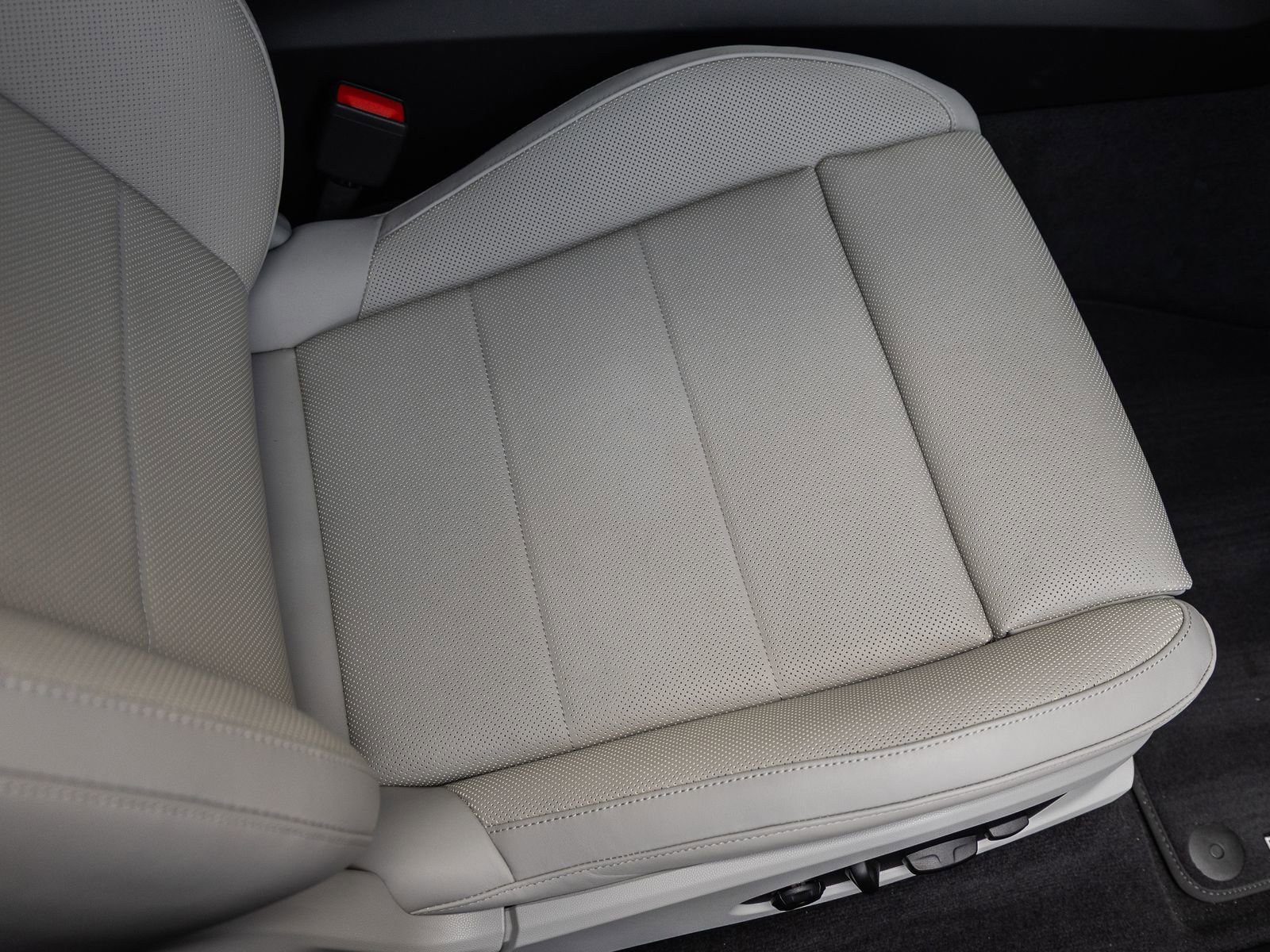 Certified 2025 Porsche Macan 4 Electric AWD/4WD image 40