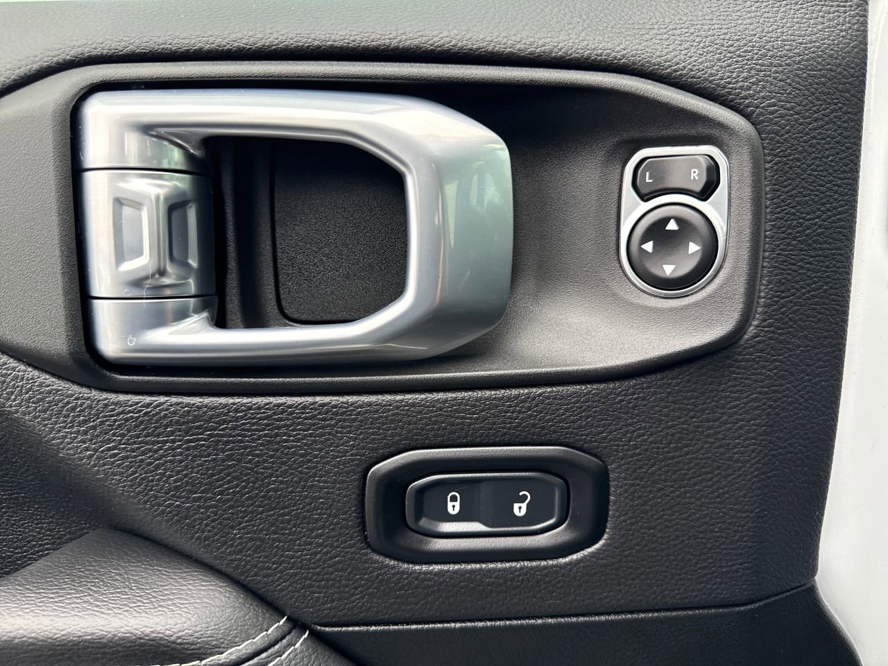 Used 2022 Jeep Wrangler Unlimited Sahara w/ Cold Weather Group image 16