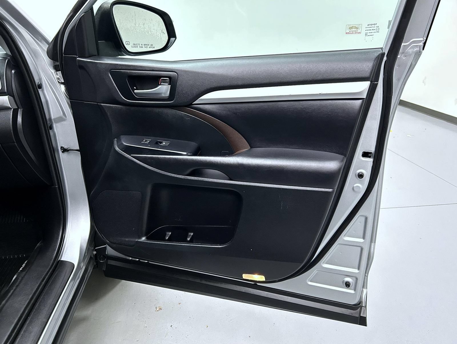 Used 2019 Toyota Highlander XLE AWD/4WD image 16