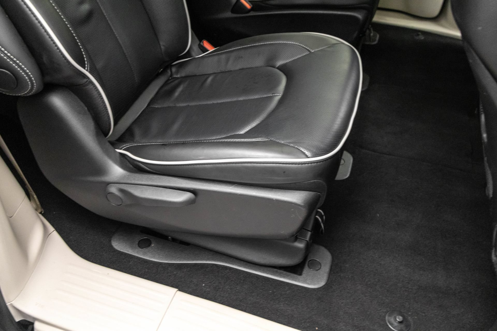 Used 2023 Chrysler Pacifica Limited FWD image 35