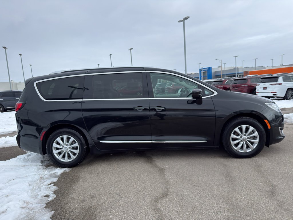 Used 2018 Chrysler Pacifica Touring-L image 4