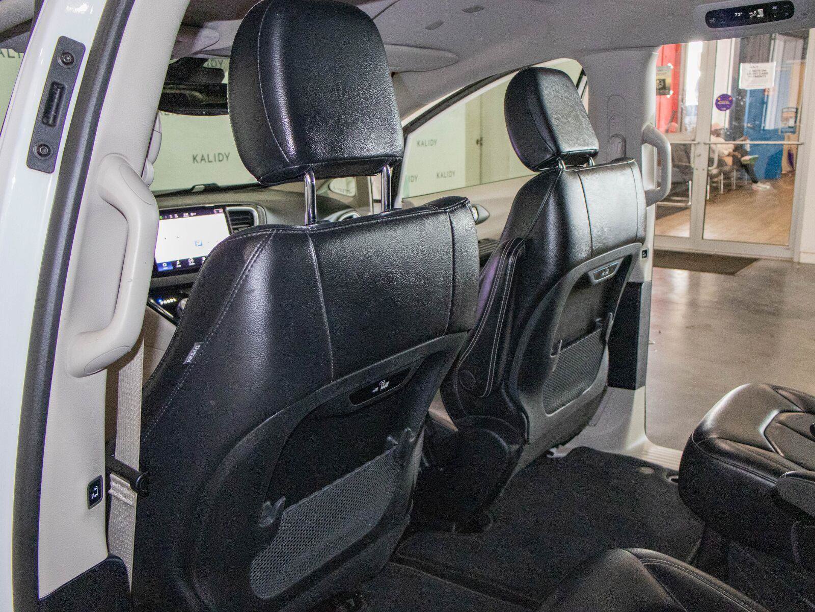 Used 2022 Chrysler Pacifica Touring-L FWD image 9