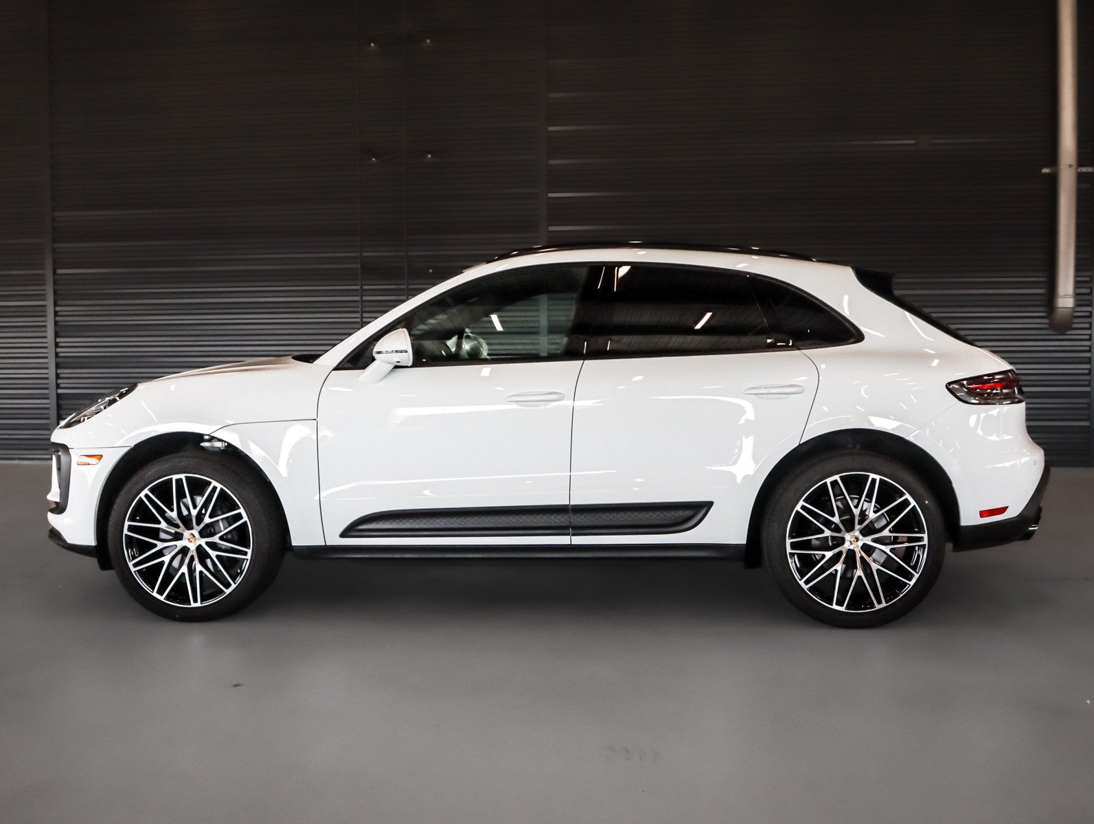 Certified 2026 Porsche Macan AWD/4WD image 2