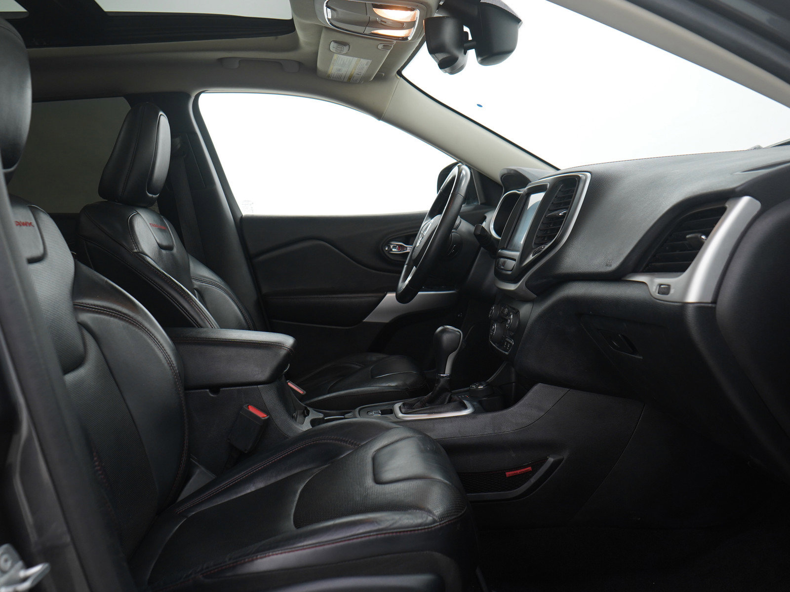 Used 2017 Jeep Cherokee Trailhawk image 11