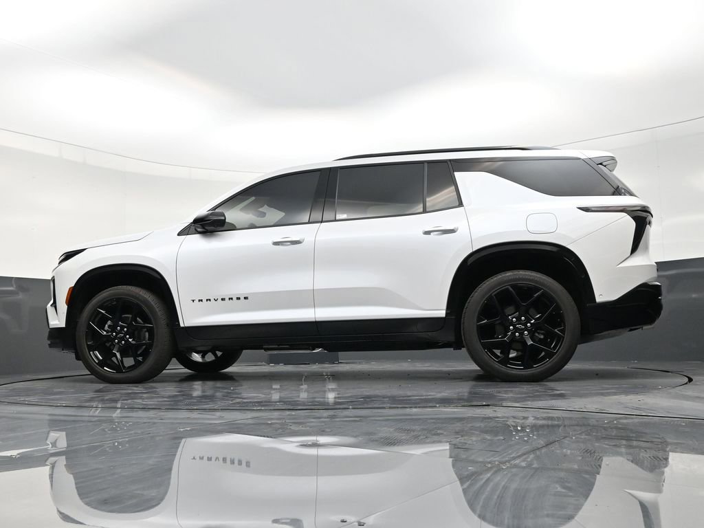 Used 2025 Chevrolet Traverse RS FWD image 22