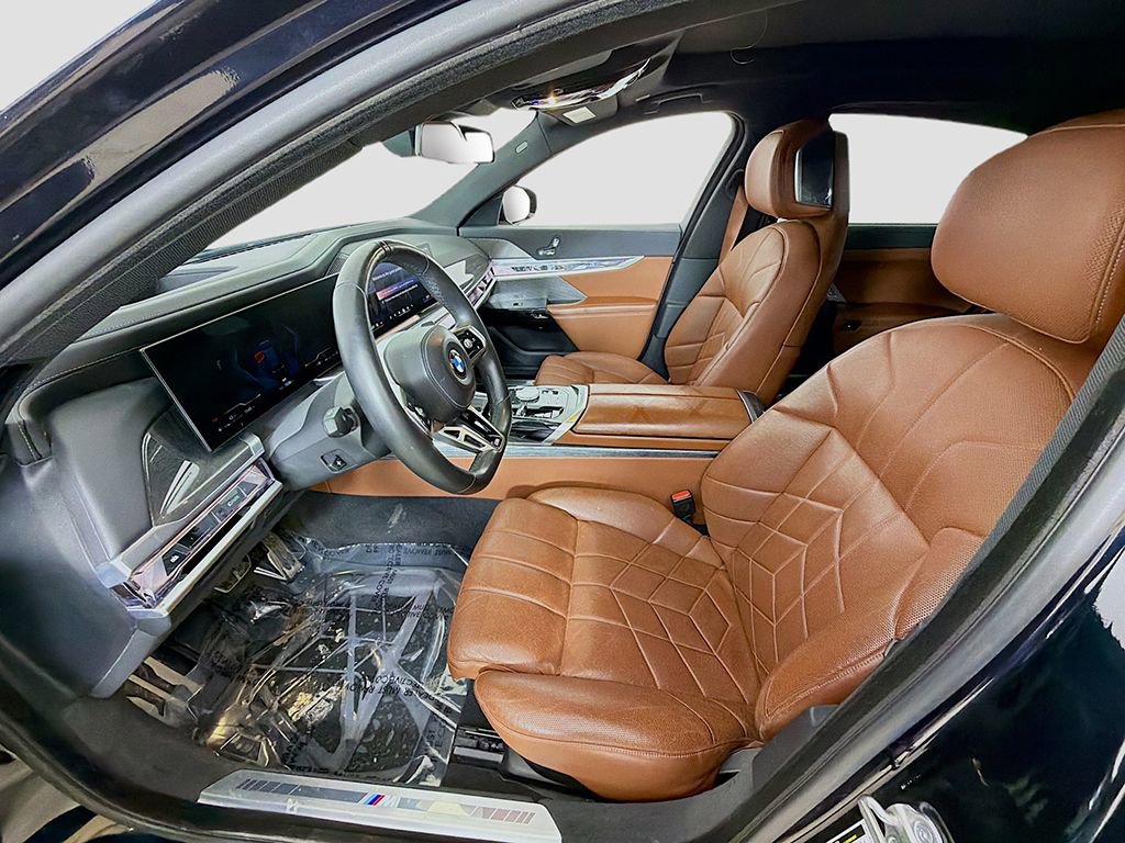 Used 2023 BMW 760i xDrive w/ Executive Package image 25