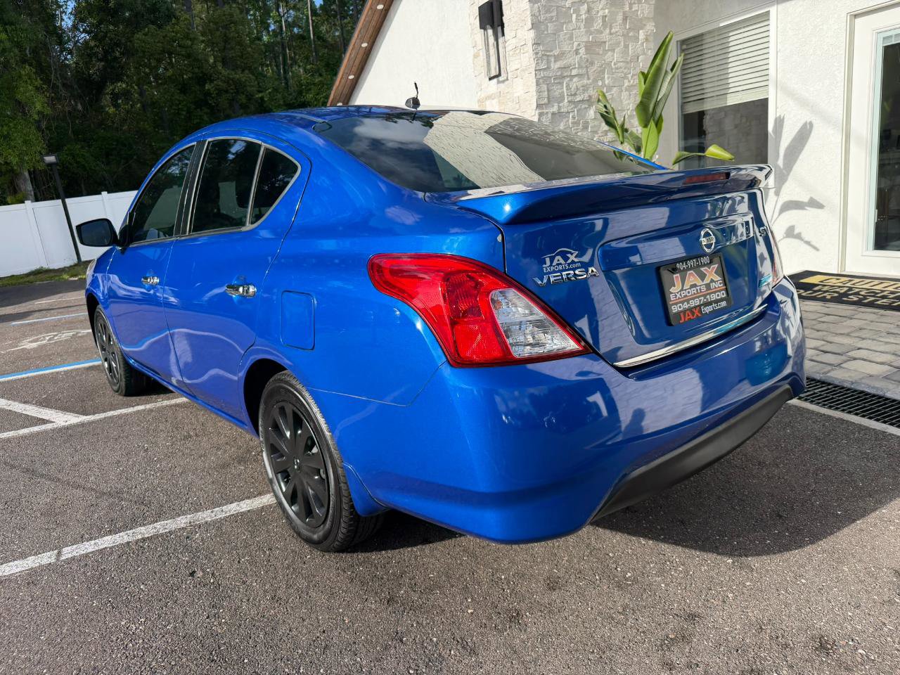 Used 2015 Nissan Versa SV FWD image 12