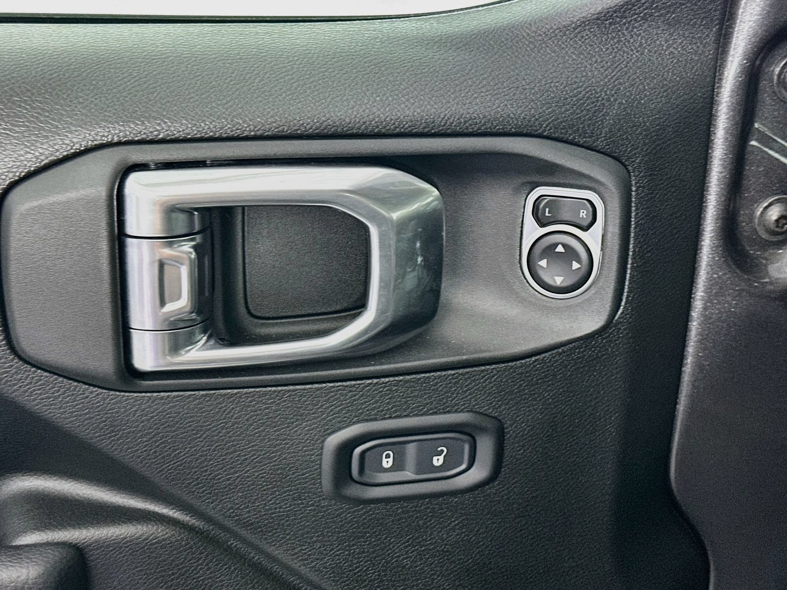 Used 2025 Jeep Wrangler Unlimited Sport AWD/4WD image 18