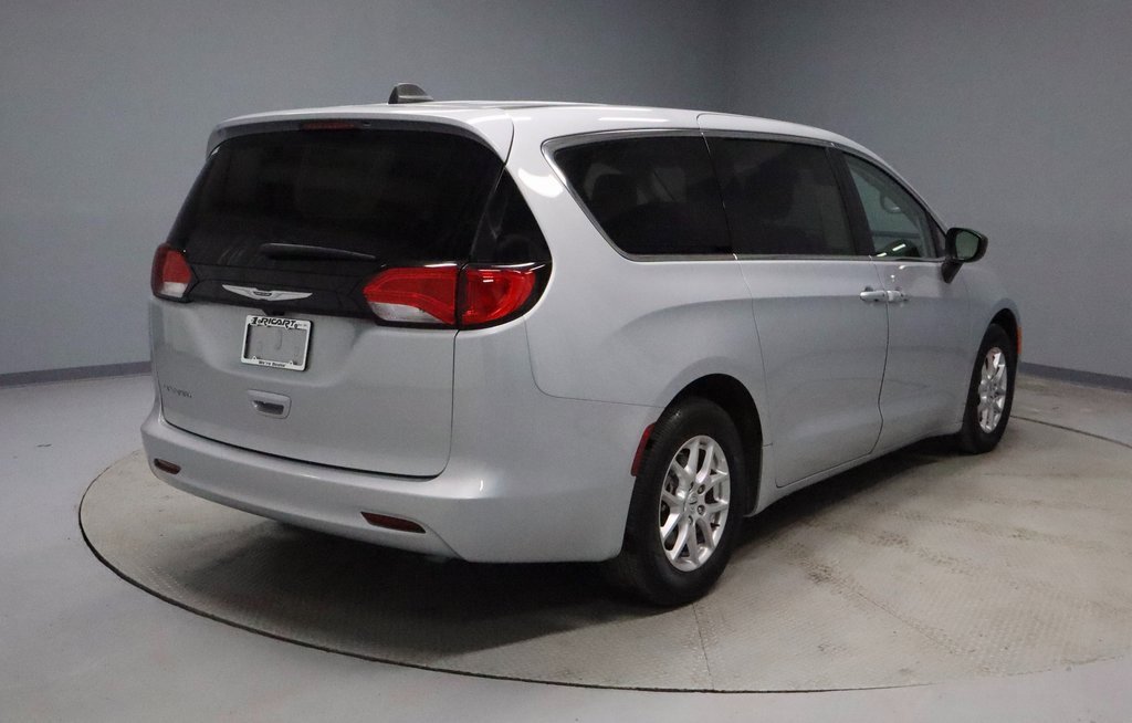 Used 2024 Chrysler Voyager LX image 10
