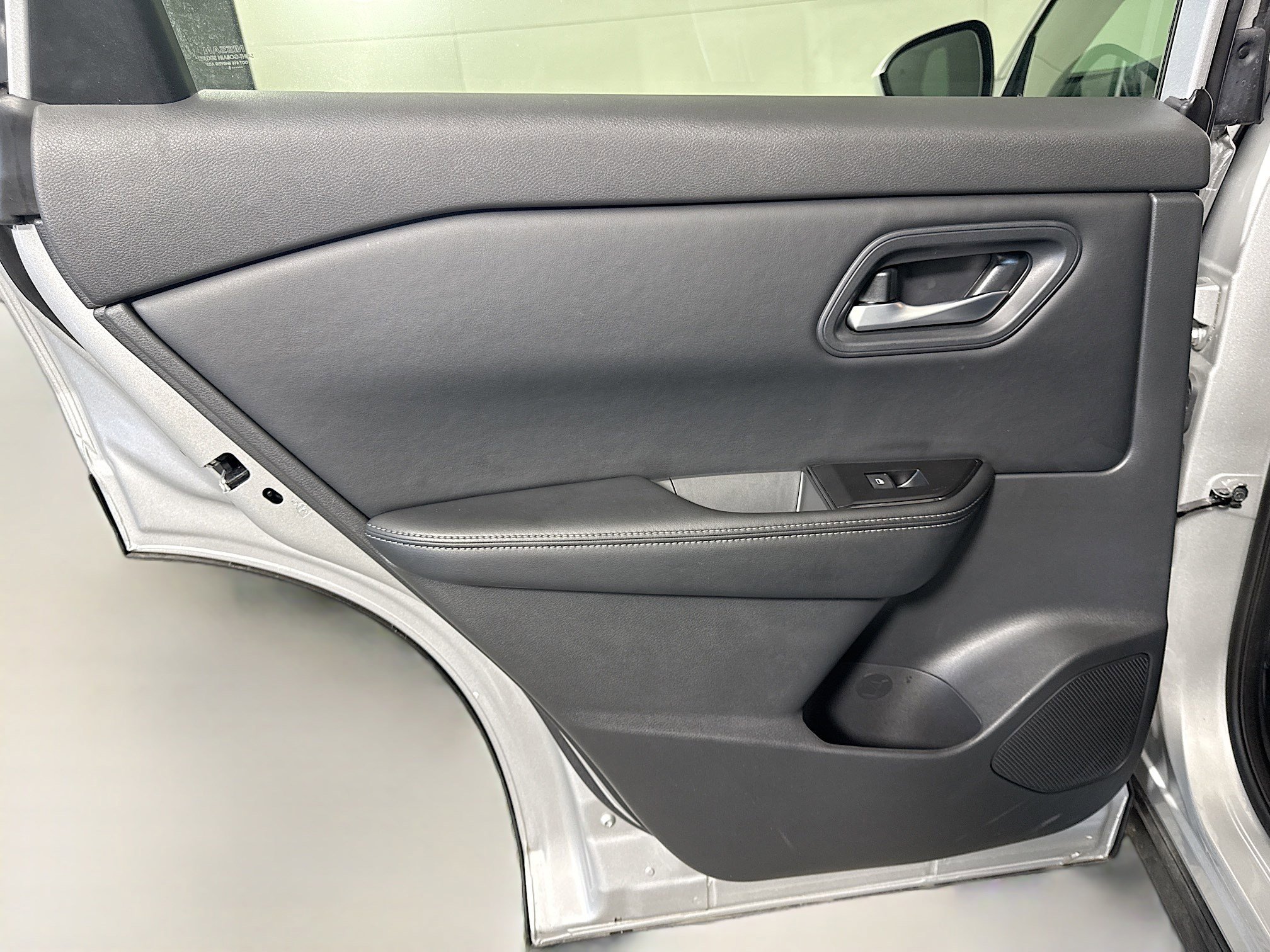 Used 2025 Nissan Rogue SV image 26