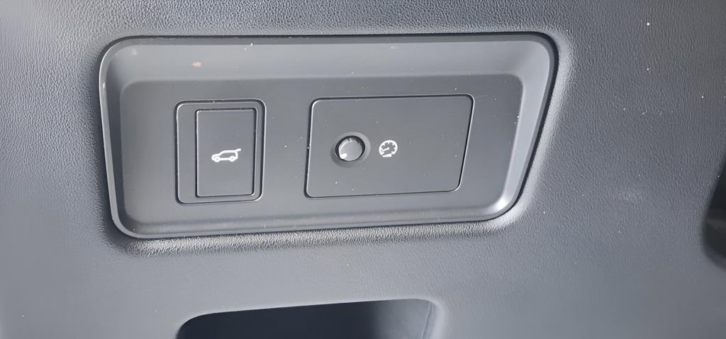 Used 2020 Land Rover Discovery Landmark image 29