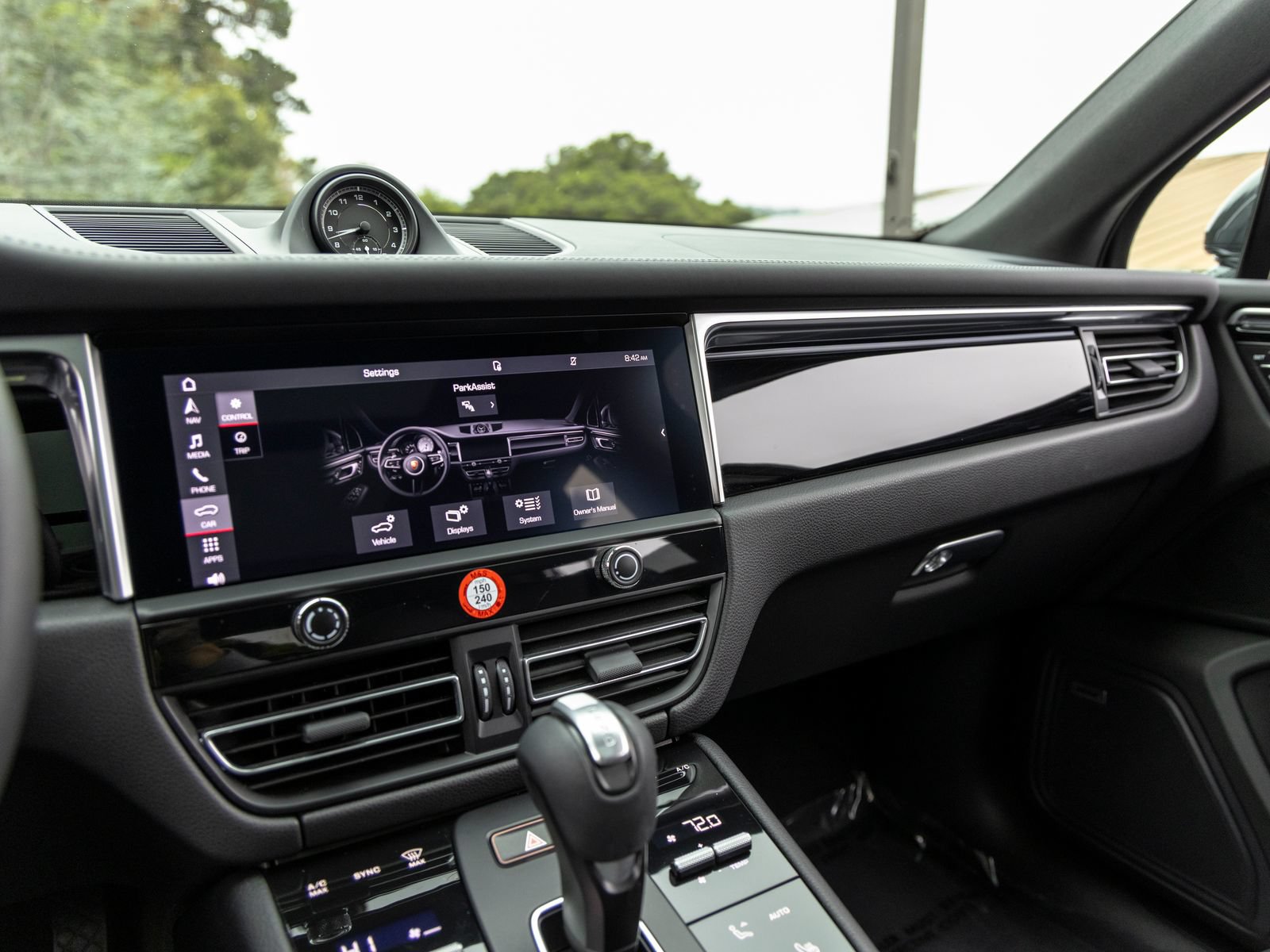 Certified 2022 Porsche Macan AWD/4WD image 37