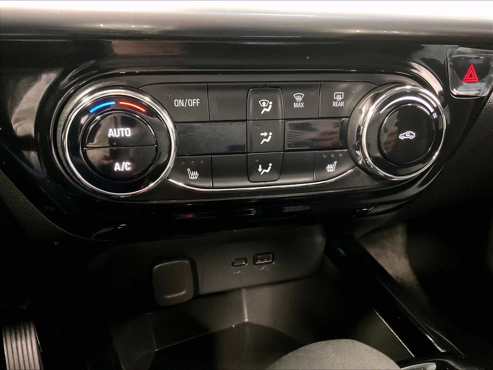 Used 2025 Chevrolet Trax LT w/ LT Convenience Package FWD image 25