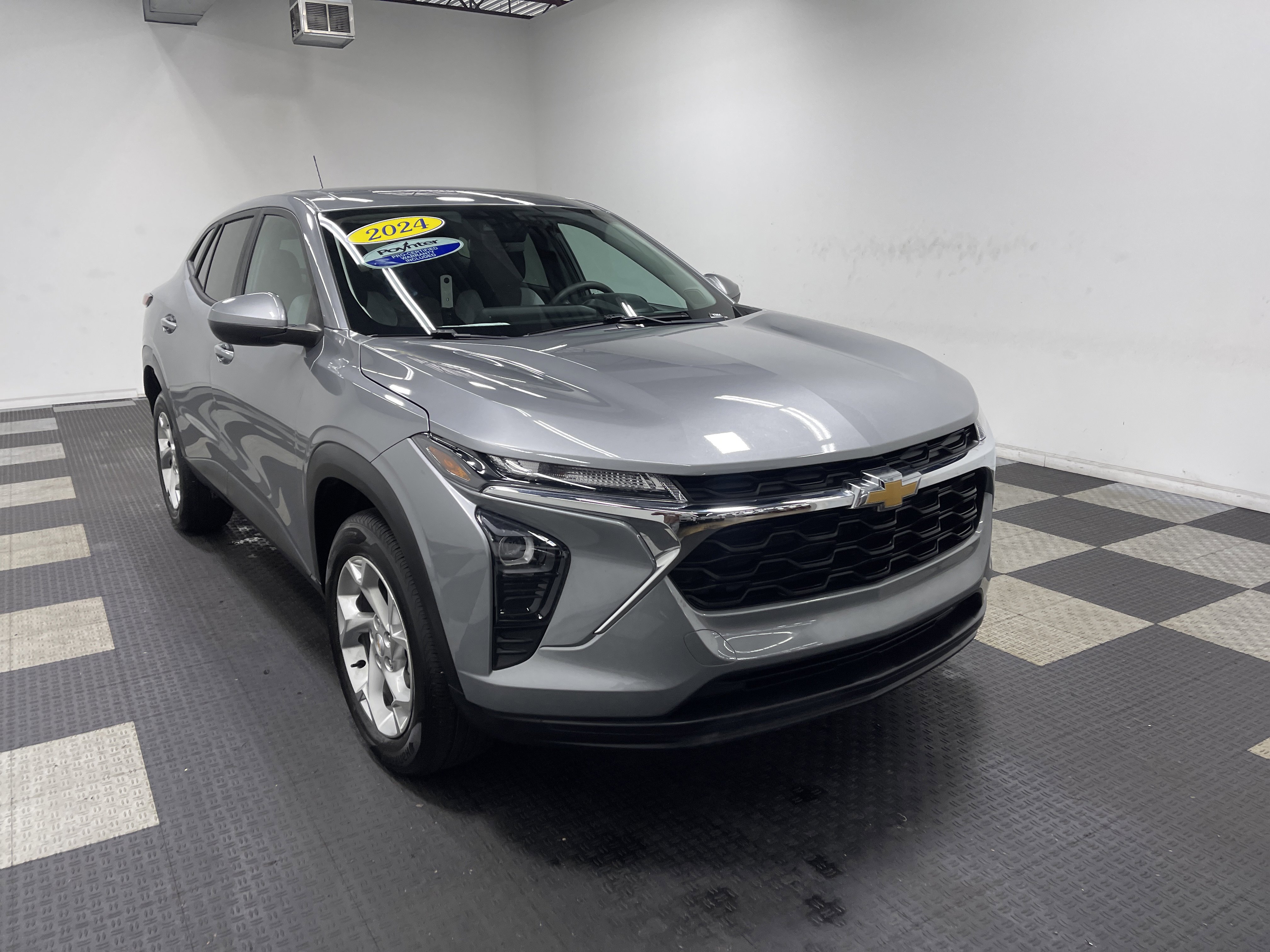 Used 2024 Chevrolet Trax LS w/ LS Convenience Package image 6