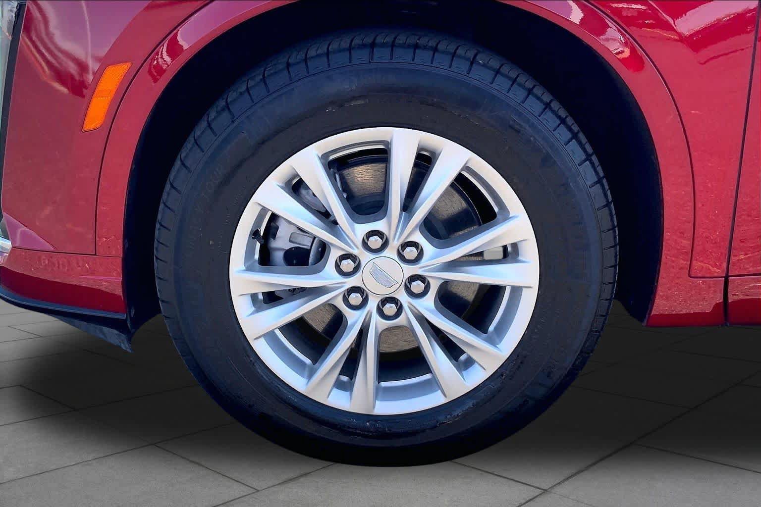 Used 2025 Cadillac XT6 Luxury FWD image 11