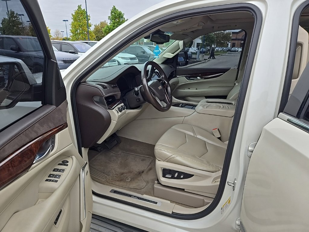 Used 2015 Cadillac Escalade Luxury AWD/4WD image 16