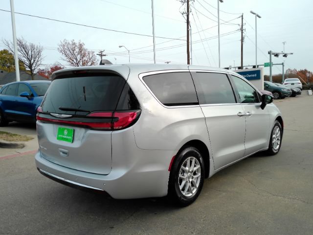 Used 2024 Chrysler Pacifica Touring-L FWD image 7