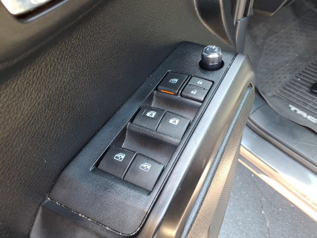 Used 2017 Toyota Tacoma TRD Sport w/ Tow Package (A/T) AWD/4WD image 7