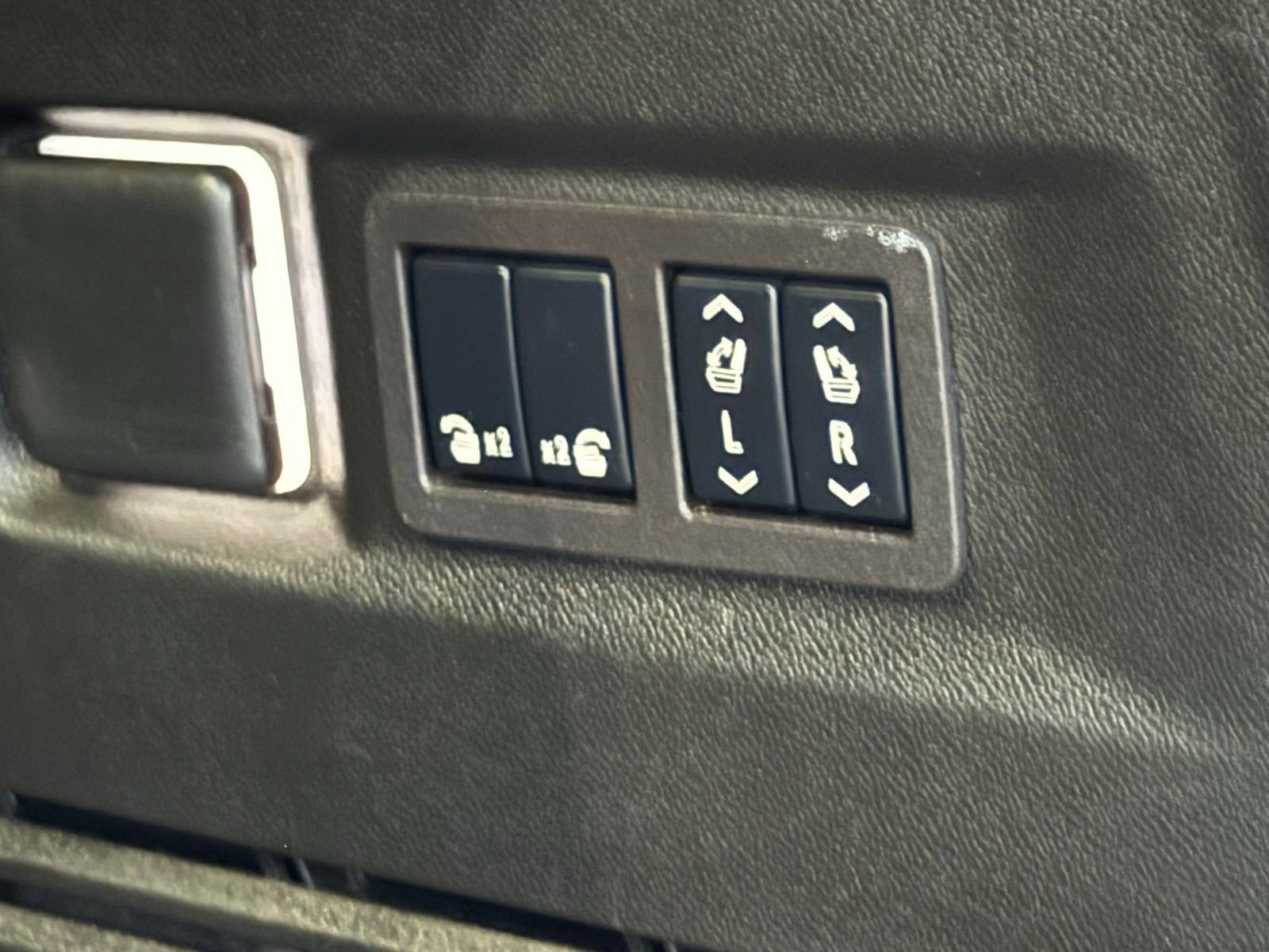 Used 2024 GMC Yukon SLT w/ SLT Luxury Package image 45