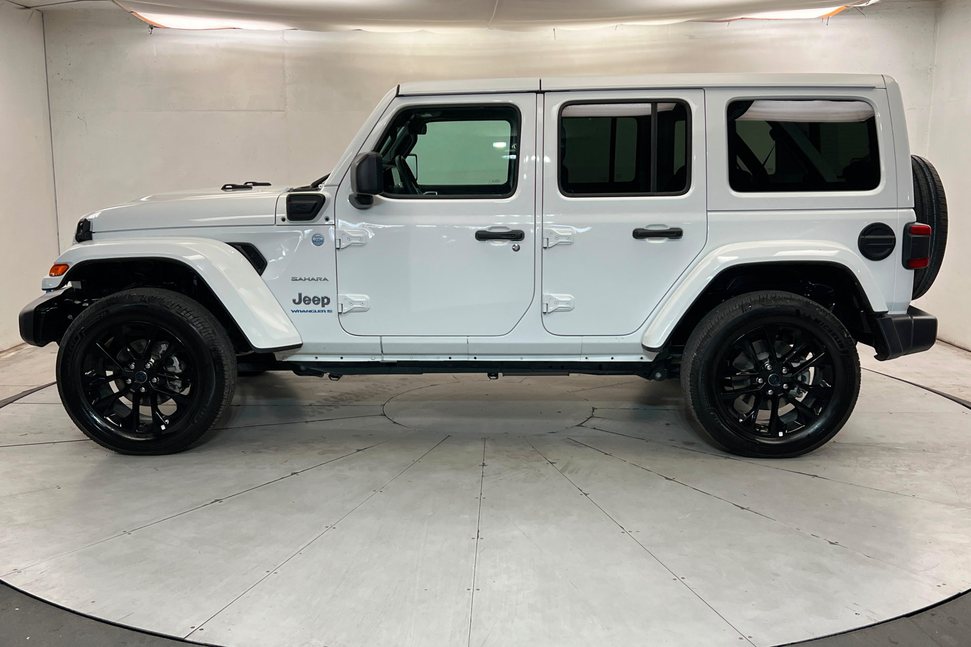 Used 2024 Jeep Wrangler Unlimited Sahara AWD/4WD image 2