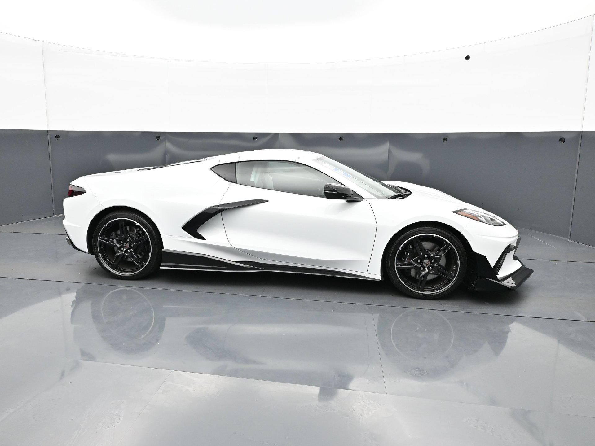 Used 2022 Chevrolet Corvette Stingray Coupe w/ Z51 Performance Package RWD image 8