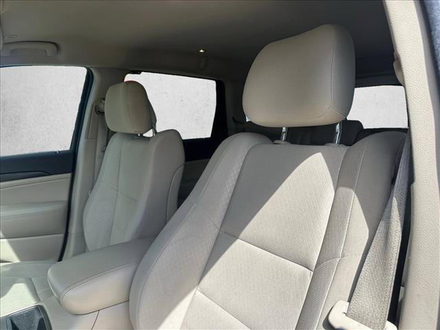 Used 2019 Jeep Grand Cherokee Laredo w/ 18" Wheel & 8.4" Radio Group AWD/4WD image 11