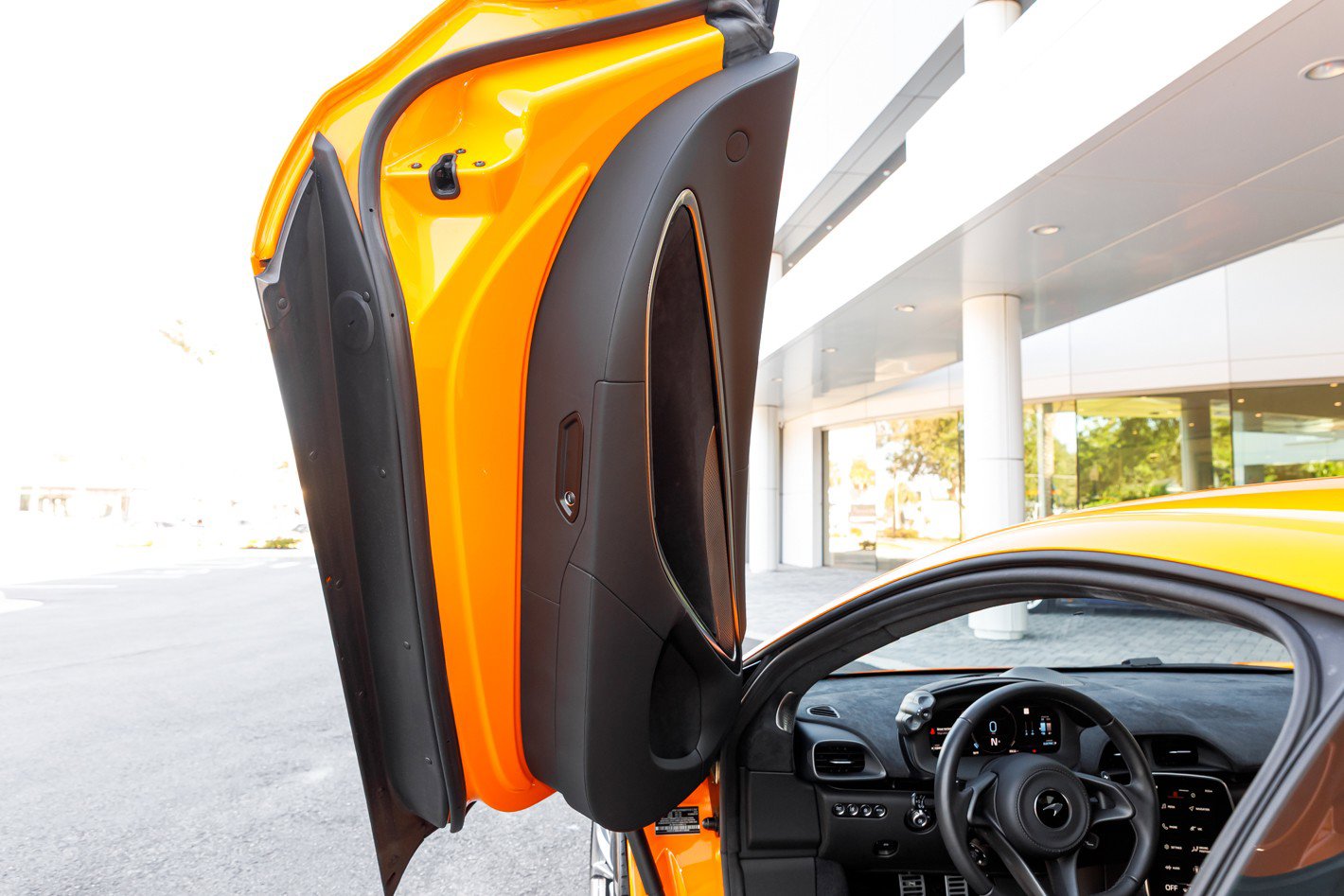 Used 2025 McLaren Artura image 33