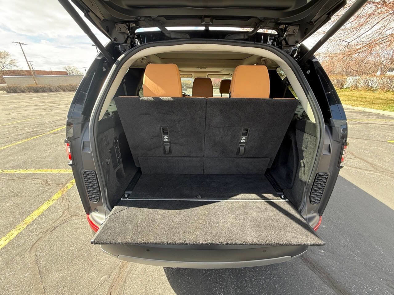 Used 2020 Land Rover Discovery HSE image 16