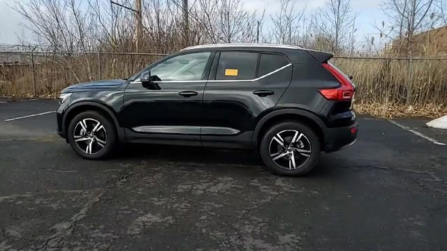 Used 2025 Volvo XC40 B5 Core image 6