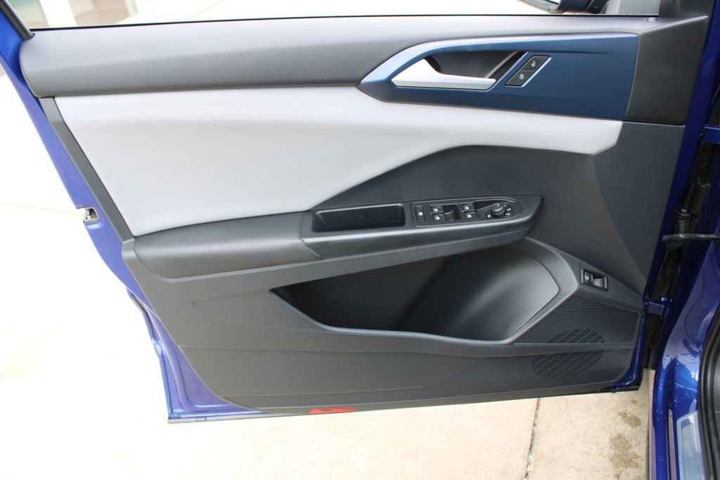 Certified 2023 Volkswagen Taos SE w/ Panoramic Sunroof Package image 9