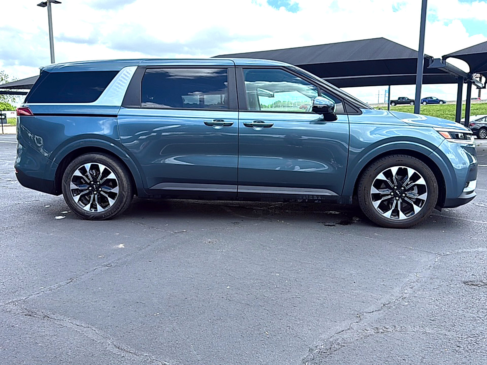 Used 2023 Kia Carnival EX image 4