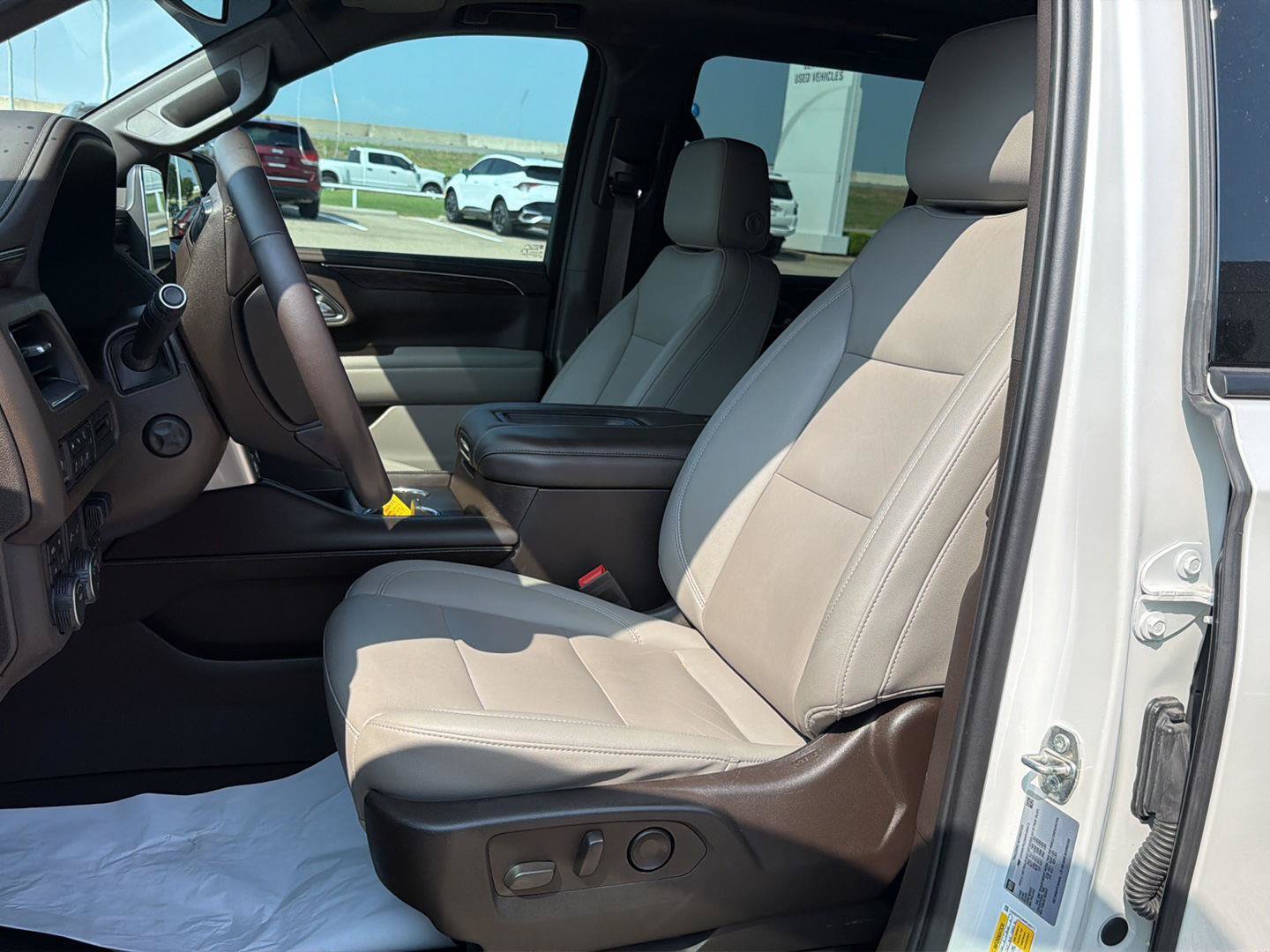 Used 2022 Chevrolet Tahoe Z71 w/ Luxury Package AWD/4WD image 14